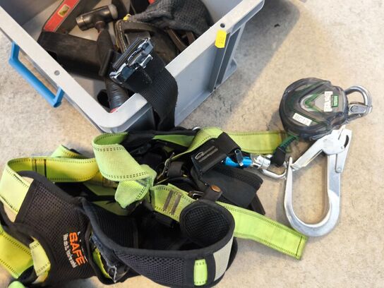 Kasse m. sikringsgrej samt div.