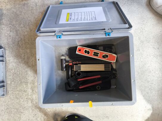 Kasse m. sikringsgrej samt div.