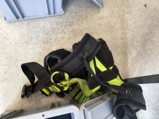 Kasse m. sikringsgrej samt div.