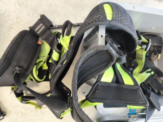 Kasse m. sikringsgrej samt div.