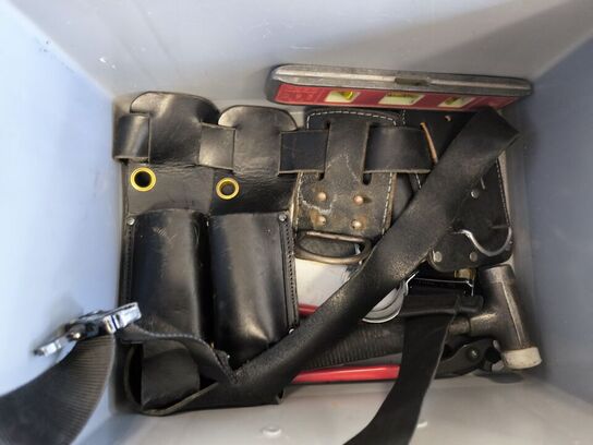 Kasse m. sikringsgrej samt div.