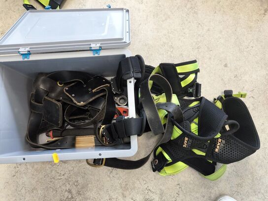 Kasse m. sikringsgrej samt div.