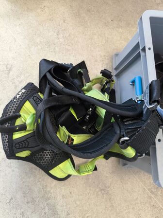 Kasse m. sikringsgrej samt div.