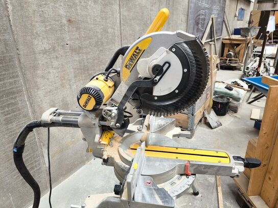 Kap/geringsav DEWALT DWS780 inkl. MAKITA arbejdsbord