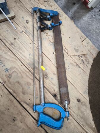 3 stk. arbejdsborde i træ inkl. indhold