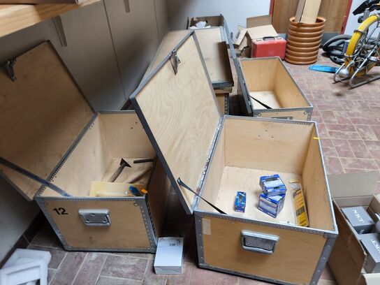 4 stk. værktøjskasser i finér inkl. indhold