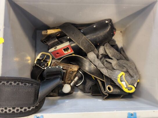 Kasse m. sikringsgrej samt div.