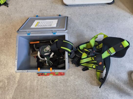 Kasse m. sikringsgrej samt div.