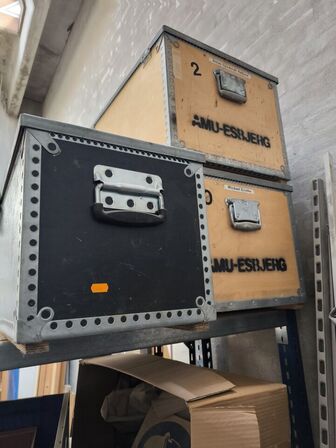 Indhold på reol (højre fag)