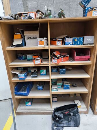 Indhold begge reoler (PASLODE søm m.v.)