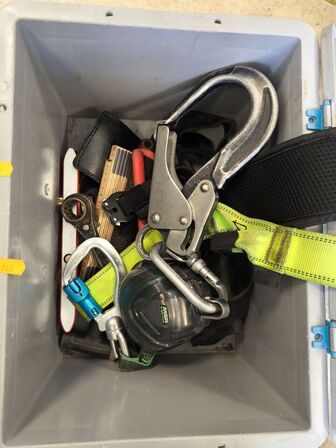 Kasse m. sikringsgrej samt div.