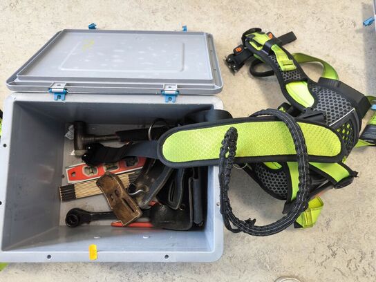 Kasse m. sikringsgrej samt div.