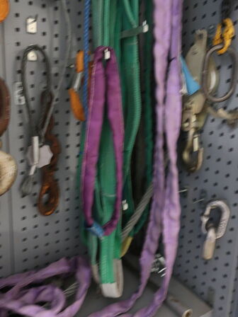 Stålskab på hjul inkl. indhold (løftegrej)