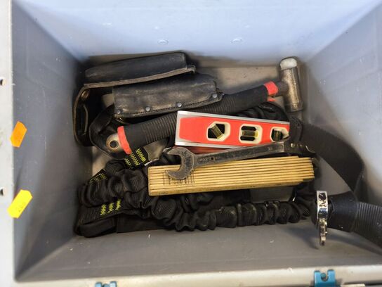 Kasse m. sikringsgrej samt div.