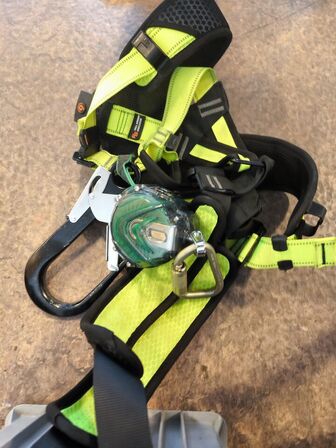 Kasse m. sikringsgrej samt div.