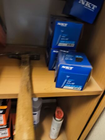 Indhold på reol (PASLODE stifter m.v.) samt hammer, målepind m.m.