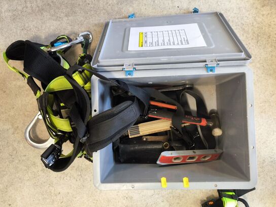 Kasse m. sikringsgrej samt div.