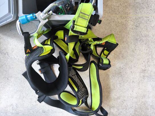 Kasse m. sikringsgrej samt div.