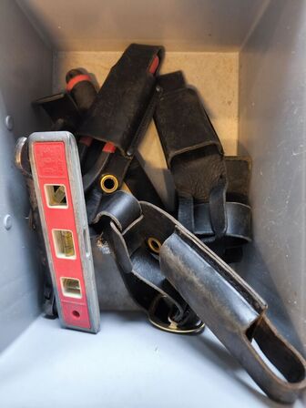 Kasse m. sikringsgrej samt div.