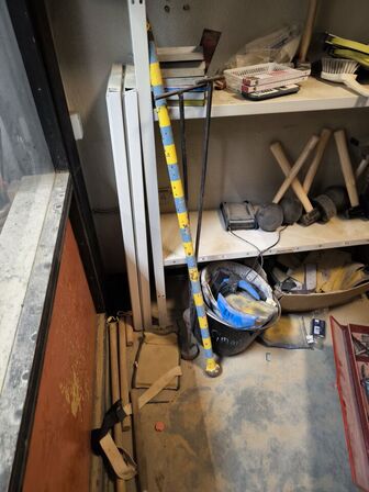 "Tøm rummet" - stålreoler medfølger