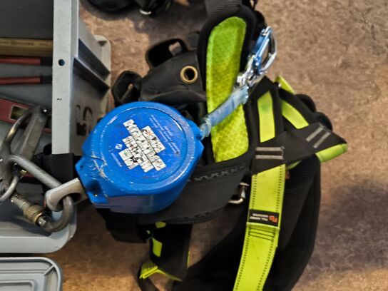 Kasse m. sikringsgrej samt div.