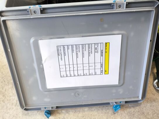 Kasse m. sikringsgrej samt div.