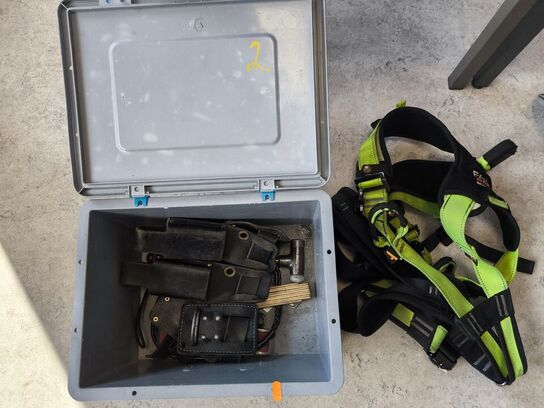 Kasse m. sikringsgrej samt div.