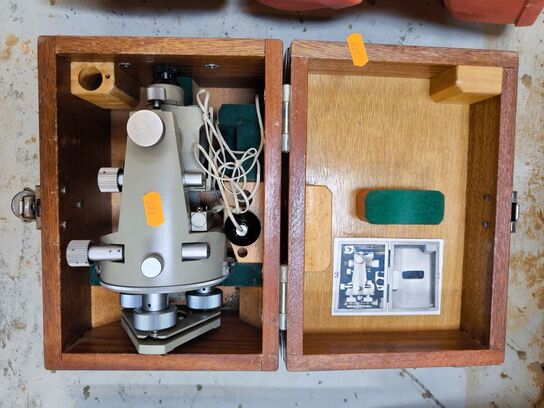 Ældre teodolit i kasse