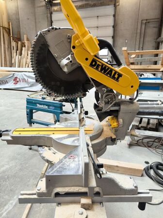 Kap/geringsav DEWALT DWS780 inkl. MAKITA arbejdsbord