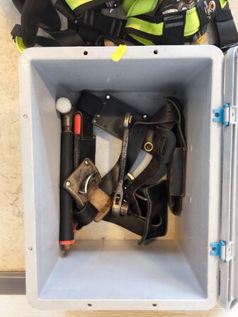 Kasse m. sikringsgrej samt div.