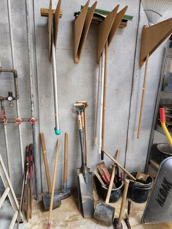 Håndstampere, spader, koste m.v.