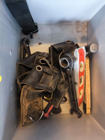 Kasse m. sikringsgrej samt div.