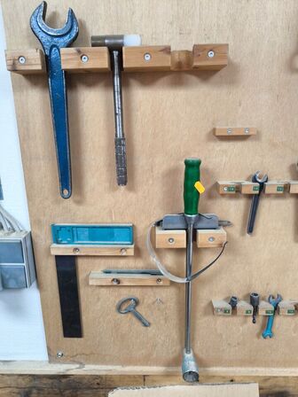Værktøj på væg