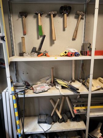 "Tøm rummet" - stålreoler medfølger