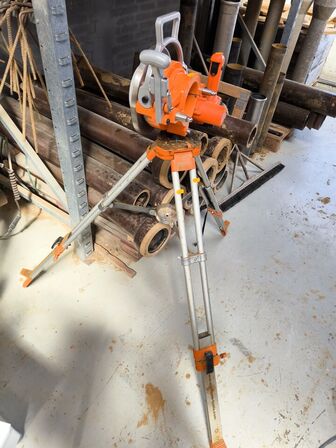 Elektrisk rørskærer MICHANN 110 på stativ, inkl. batteri