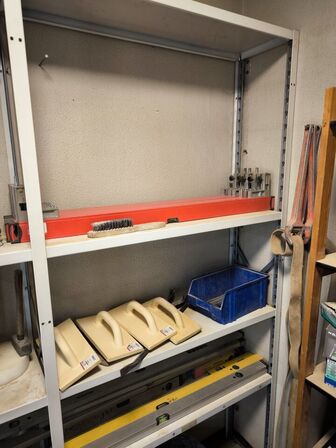 "Tøm rummet" - stålreoler medfølger