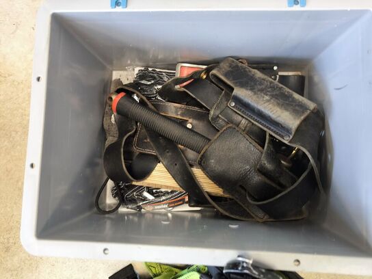 Kasse m. sikringsgrej samt div.