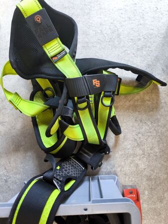 Kasse m. sikringsgrej samt div.