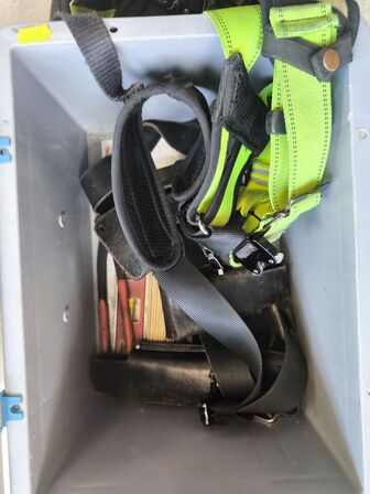 Kasse m. sikringsgrej samt div.