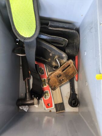 Kasse m. sikringsgrej samt div.