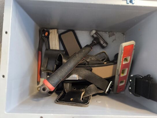 Kasse m. sikringsgrej samt div.