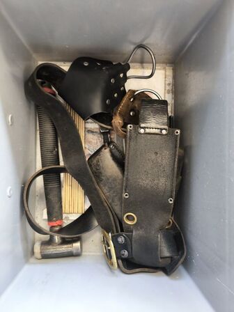 Kasse m. sikringsgrej samt div.