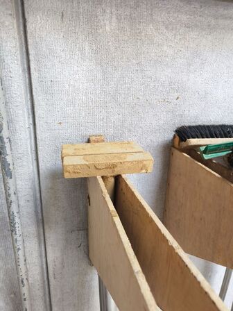 Håndstampere, spader, koste m.v.