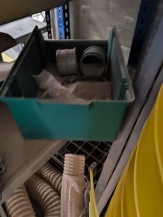 Indhold på reol (højre fag)