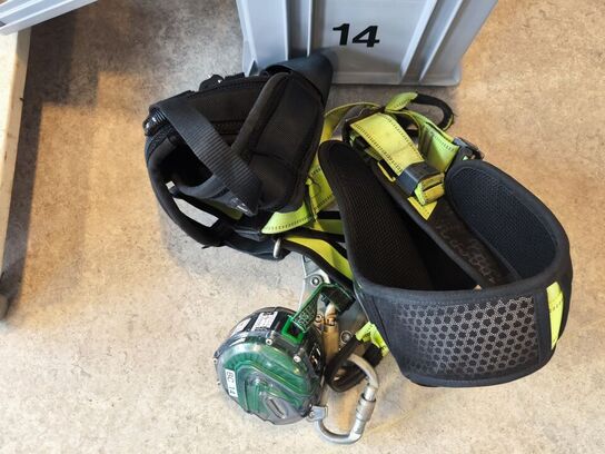 Kasse m. sikringsgrej samt div.