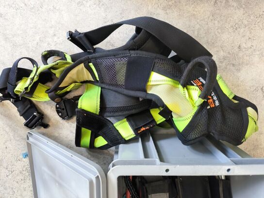 Kasse m. sikringsgrej samt div.