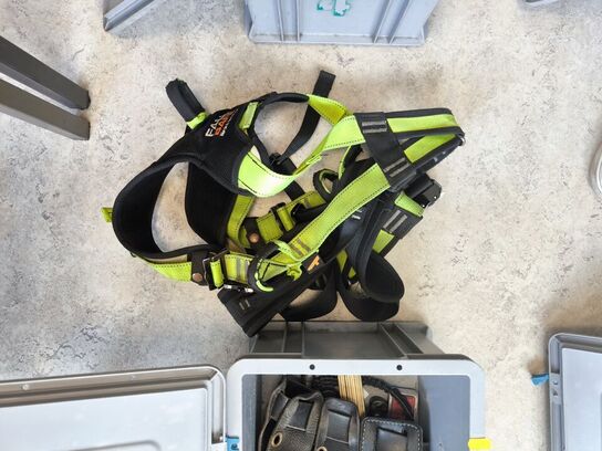 Kasse m. sikringsgrej samt div.