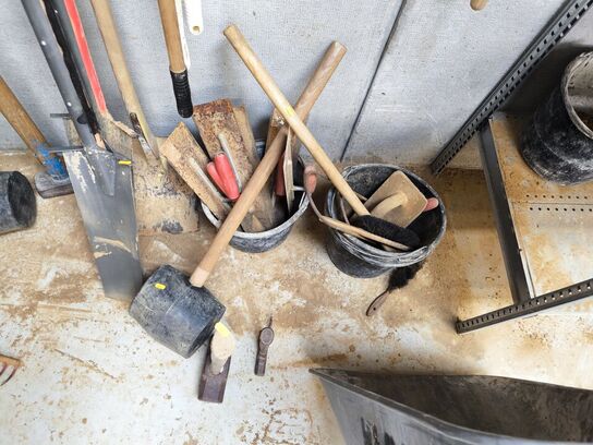 Håndstampere, spader, koste m.v.