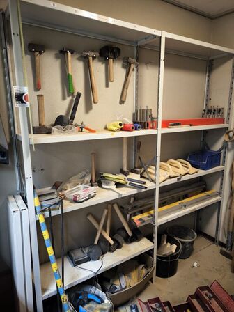 "Tøm rummet" - stålreoler medfølger