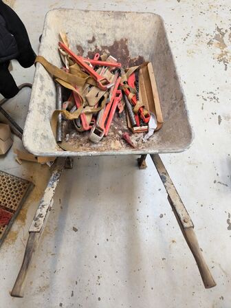 Div. rørspændere m.v. inkl. trillebøre